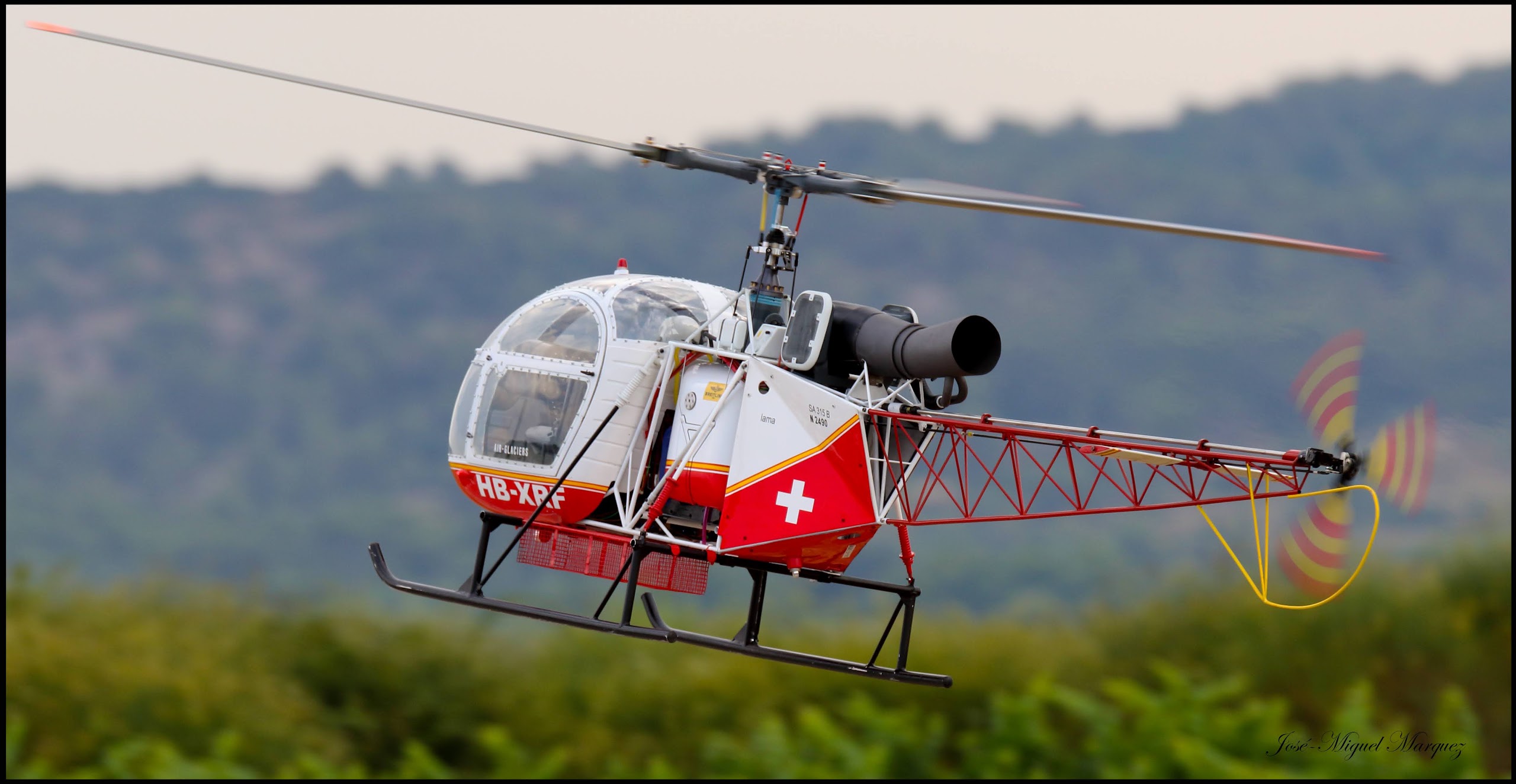 Hélicoptère Alouette III radiocommandé en vol