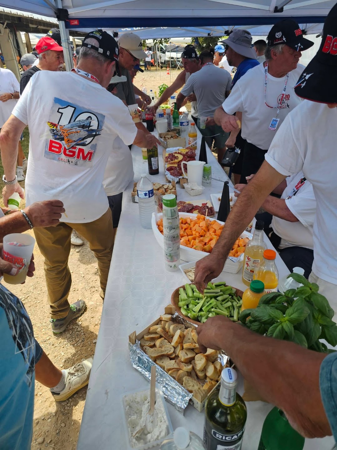 Membres et bénévoles de l’AMCC réunis autour du buffet du BGM10