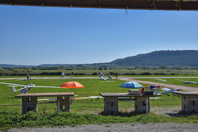 Planeurs sur le terrain de Calvisson