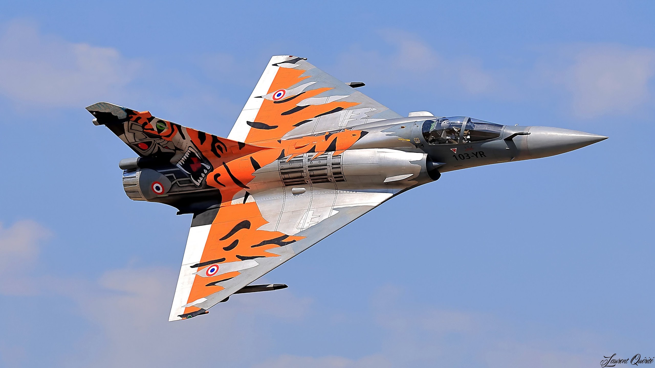 Mirage 2000 radiocommandé à livrée tigre en vol