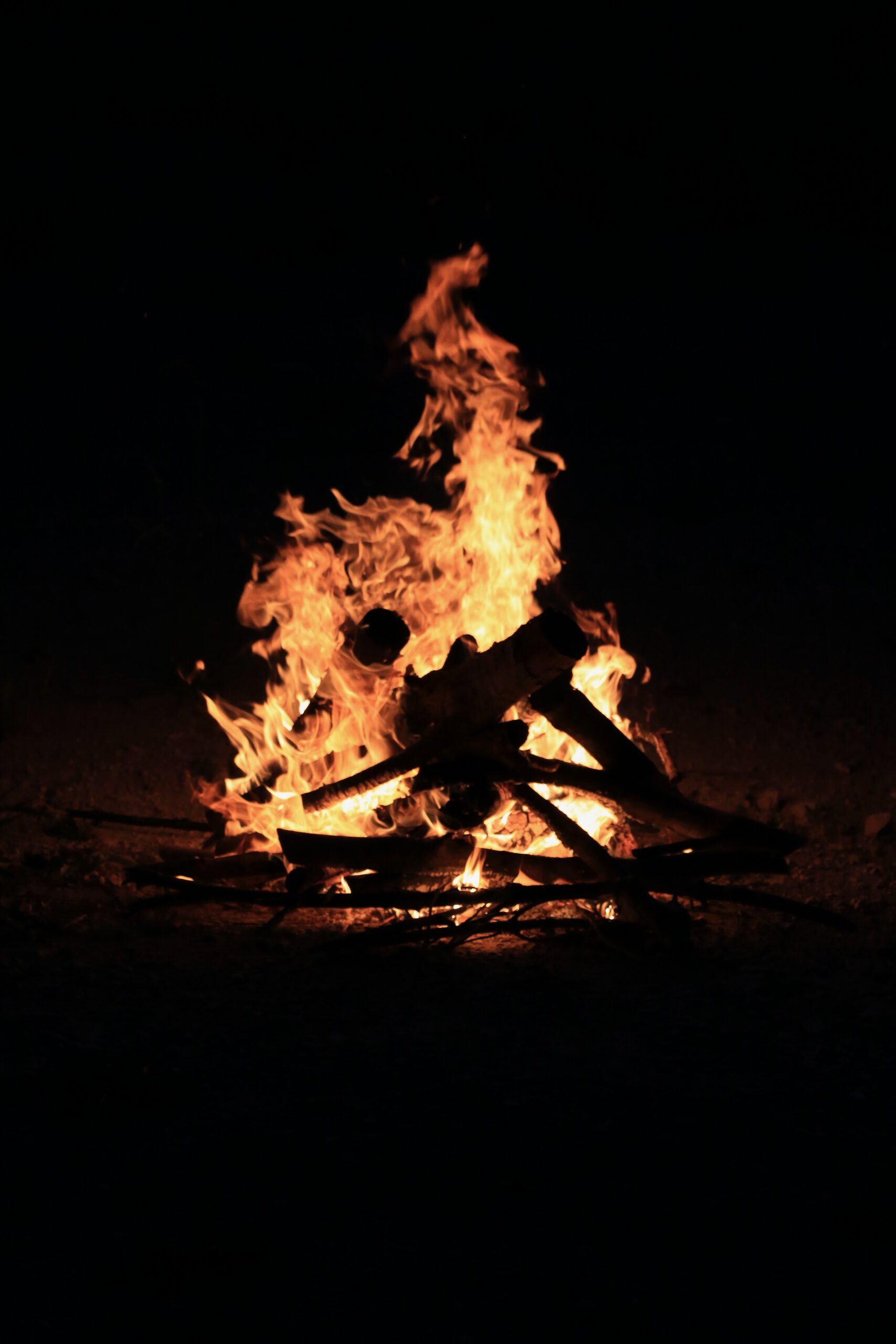 Le feu du barbecue de l’AMCC dans la nuit
