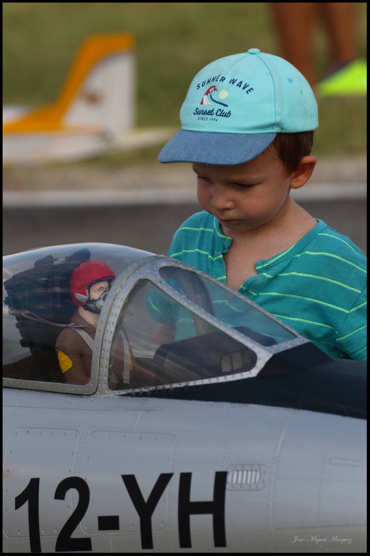 Jeune visiteur découvrant le cockpit d’un grand modèle au BGM 10