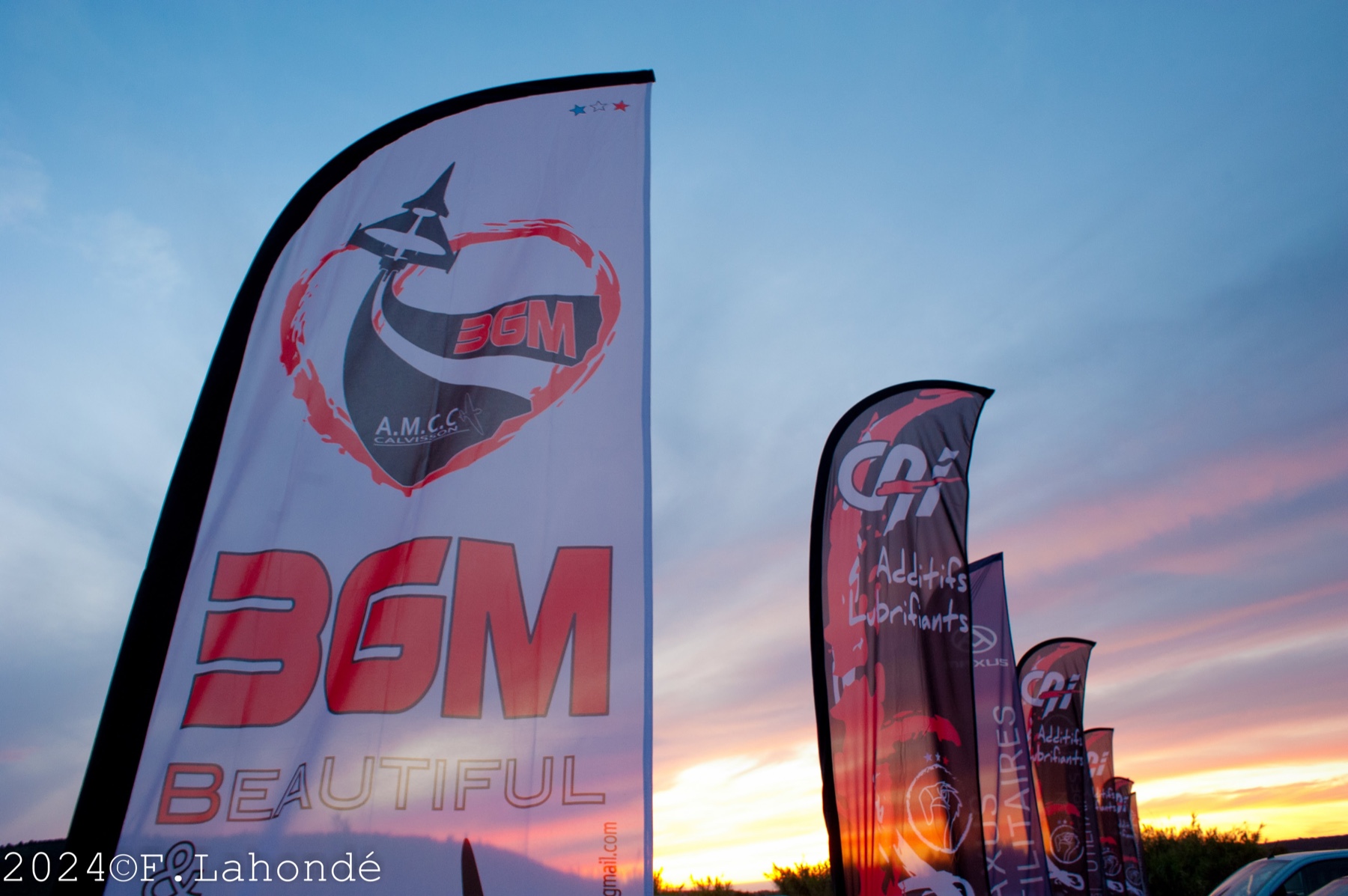 Drapeaux du BGM 8 devant le coucher de soleil