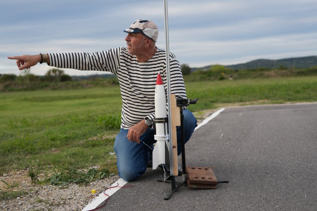 Présentation de la fusée sur le terrain de l’AMCC à Calvisson