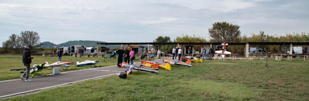 Avions de voltige et participants réunis sur le terrain de l’AMCC pour la finale de la French Freestyle Cup 2026